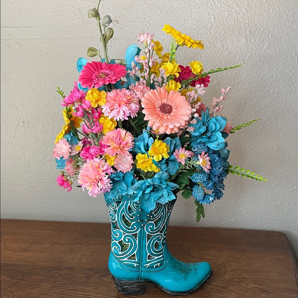 Cute colorful silk arrangement in a resin decorative boot. 🌺